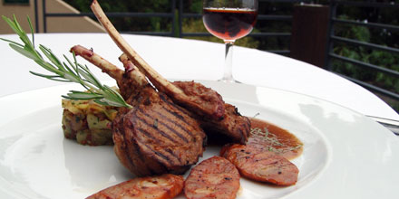 Lamb chops in jus perfumed with mint